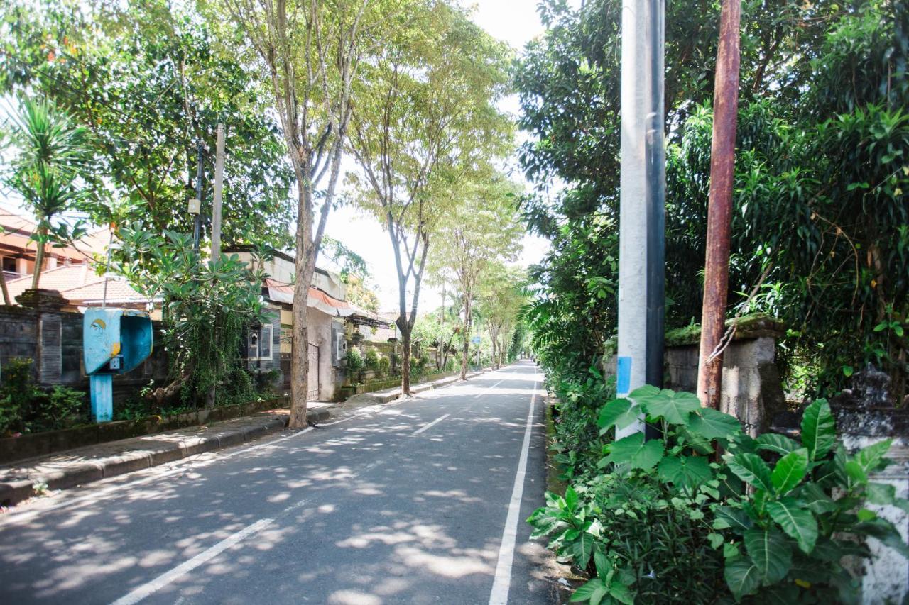 Donguri House Bali Bed & Breakfast Jimbaran Екстериор снимка